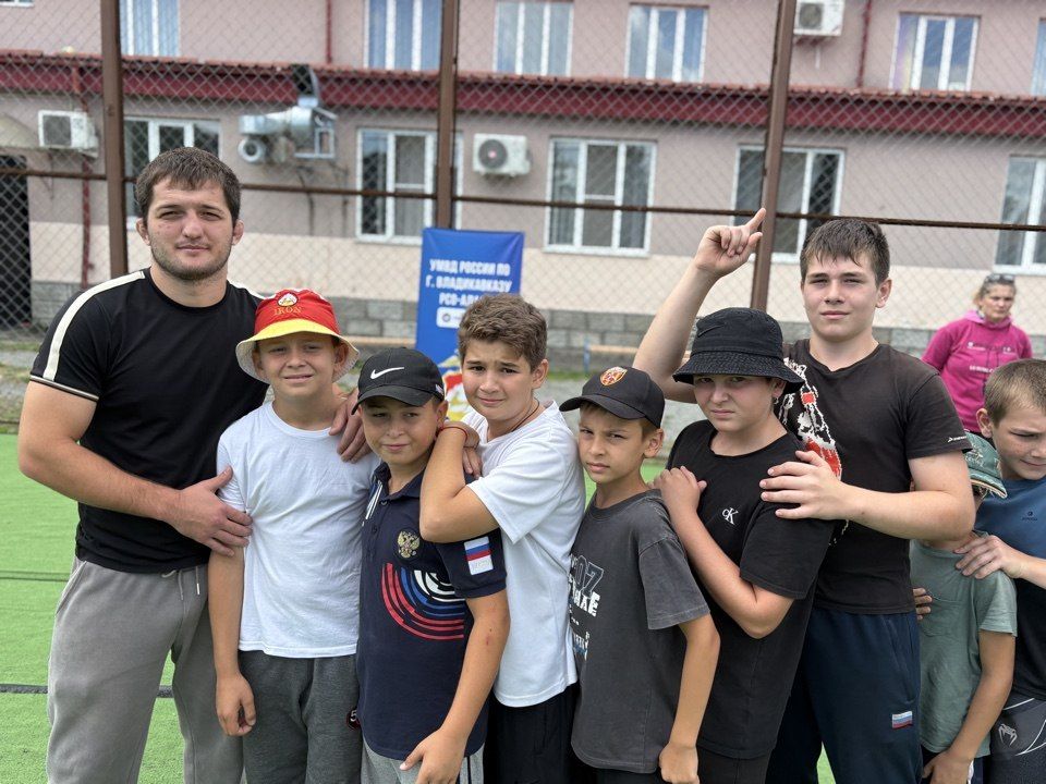 Североосетинские полицейские и представители ведомственного Общественного совета провели «Зарядку со стражем порядка» для воспитанников реабилитационного центра «Доброе сердце» Североосетинские полицейские и представители ведомственного Общественного совета провели «Зарядку со стражем порядка» для воспитанников реабилитационного центра «Доброе сердце»