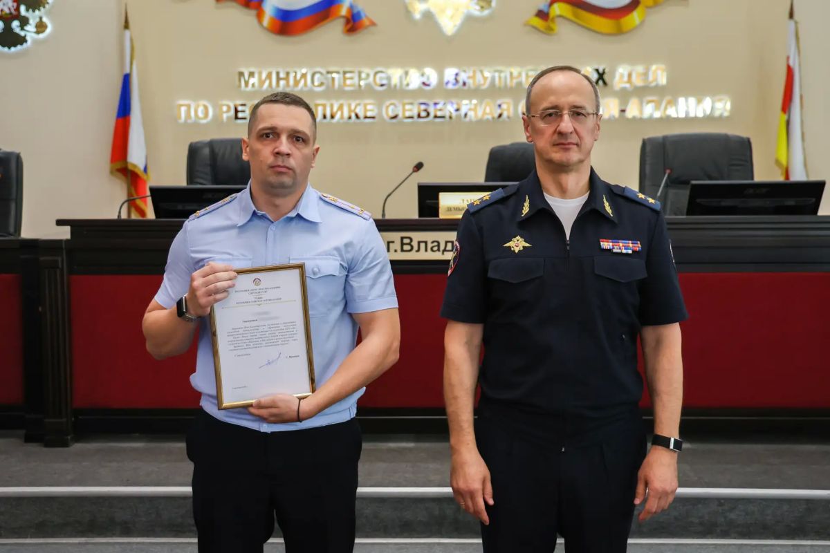Министр внутренних дел по РСО-Алания генерал-лейтенант полиции Демьян Лаптев наградил отличившихся сотрудников от имени Главы республики Министр внутренних дел по РСО-Алания генерал-лейтенант полиции Демьян Лаптев наградил отличившихся сотрудников от имени Главы республики
