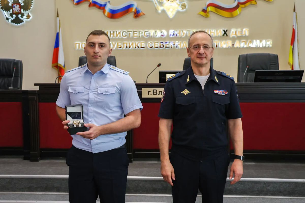 Министр внутренних дел по РСО-Алания генерал-лейтенант полиции Демьян Лаптев наградил отличившихся сотрудников от имени Главы республики Министр внутренних дел по РСО-Алания генерал-лейтенант полиции Демьян Лаптев наградил отличившихся сотрудников от имени Главы республики