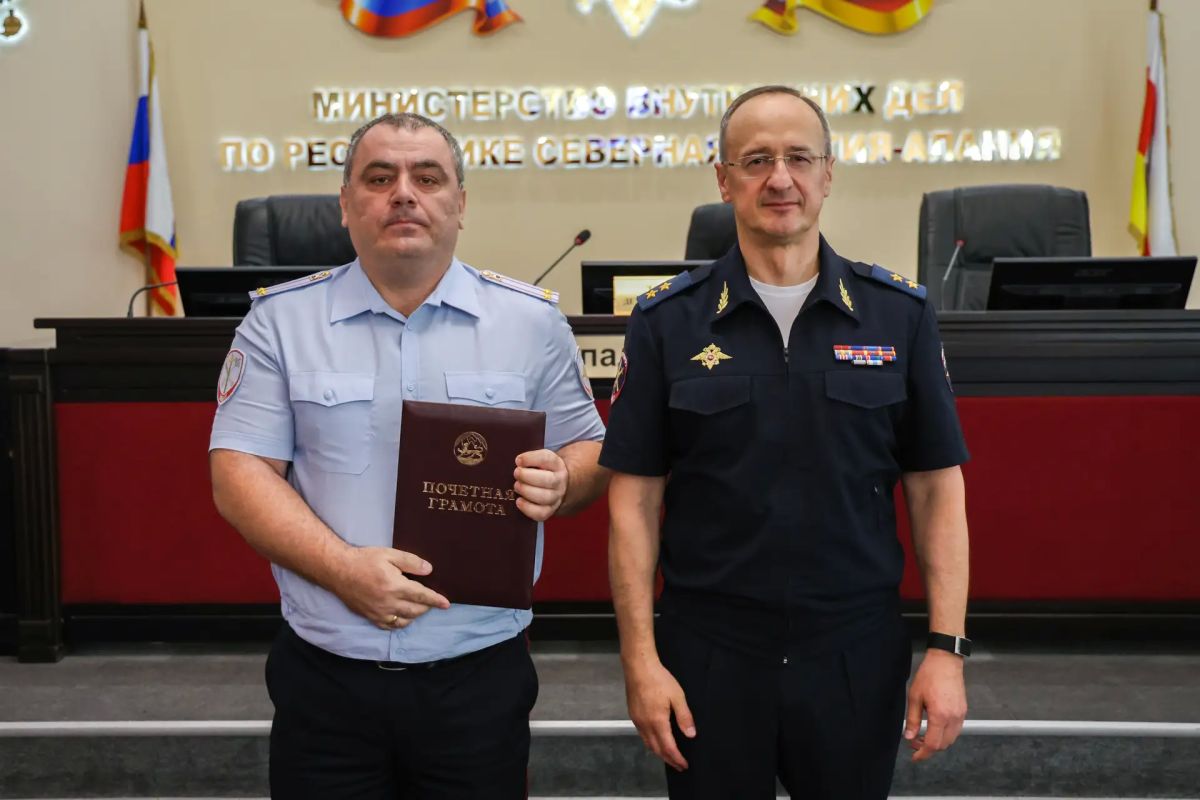 Министр внутренних дел по РСО-Алания генерал-лейтенант полиции Демьян Лаптев наградил отличившихся сотрудников от имени Главы республики Министр внутренних дел по РСО-Алания генерал-лейтенант полиции Демьян Лаптев наградил отличившихся сотрудников от имени Главы республики