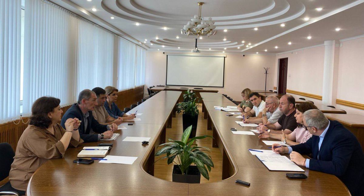 Плановая встреча рабочей группы по контролю за своевременным и качественным выполнением ремонтов в муниципальных БДОУ состоялась в зале заседаний АМС