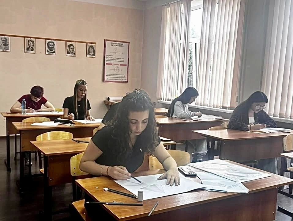 В Северо-Кавказском строительном техникуме проходят вступительные испытания для абитуриентов, поступающих на «Дизайн» и «Архитектуру» В Северо-Кавказском строительном техникуме проходят вступительные испытания для абитуриентов, поступающих на «Дизайн» и «Архитектуру»