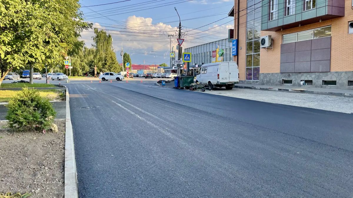 Завершили капитальный ремонт участка дороги по ул. Леваневского от ул. Х. Мамсурова до пер. Рыночного Завершили капитальный ремонт участка дороги по ул. Леваневского от ул. Х. Мамсурова до пер. Рыночного
