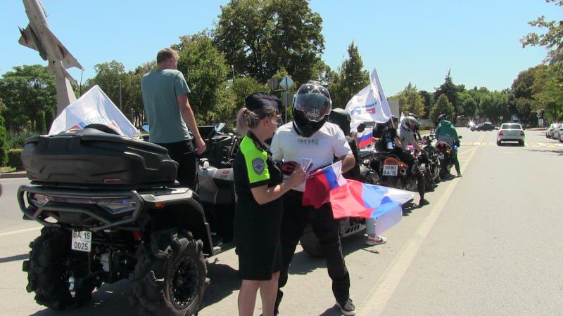 В Северной Осетии моздокские автоинспекторы, молодогвардейцы и байкеры поздравили жителей с Днем Государственного флага В Северной Осетии моздокские автоинспекторы, молодогвардейцы и байкеры поздравили жителей с Днем Государственного флага