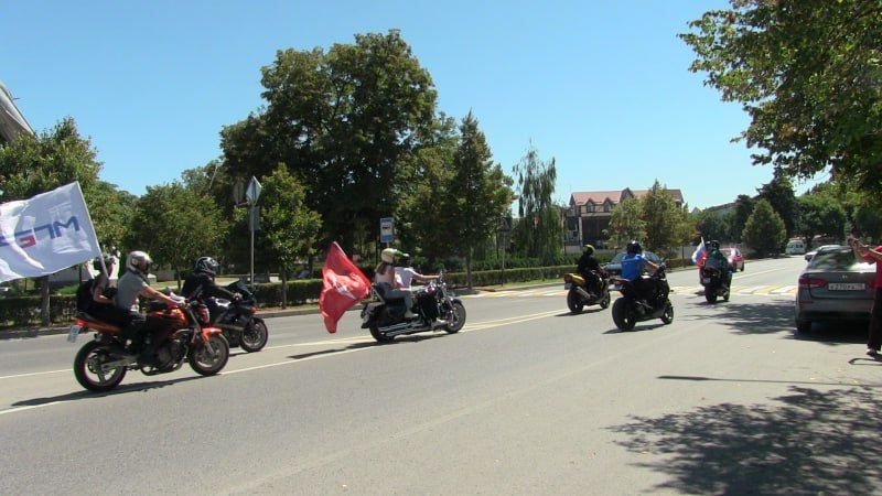 В Северной Осетии моздокские автоинспекторы, молодогвардейцы и байкеры поздравили жителей с Днем Государственного флага В Северной Осетии моздокские автоинспекторы, молодогвардейцы и байкеры поздравили жителей с Днем Государственного флага