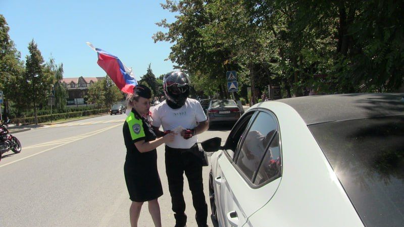В Северной Осетии моздокские автоинспекторы, молодогвардейцы и байкеры поздравили жителей с Днем Государственного флага В Северной Осетии моздокские автоинспекторы, молодогвардейцы и байкеры поздравили жителей с Днем Государственного флага