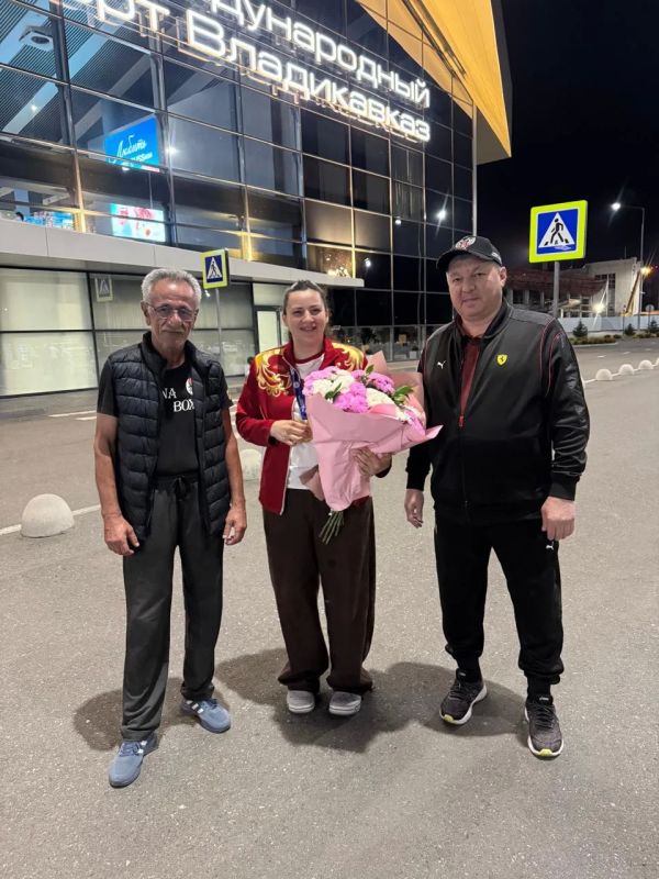Домой с золотом! В аэропорту встретили Самиру Итониеву Домой с золотом! В аэропорту встретили Самиру Итониеву
