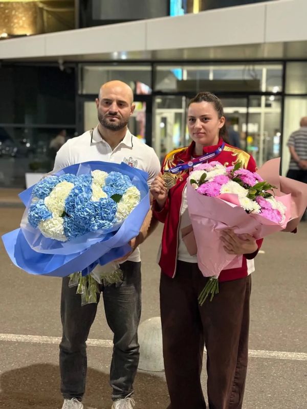 Домой с золотом! В аэропорту встретили Самиру Итониеву