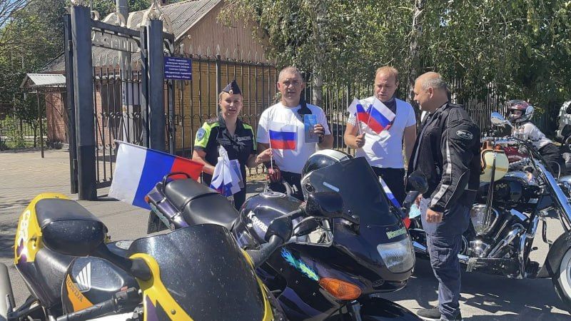 В Северной Осетии моздокские автоинспекторы, молодогвардейцы и байкеры поздравили жителей с Днем Государственного флага В Северной Осетии моздокские автоинспекторы, молодогвардейцы и байкеры поздравили жителей с Днем Государственного флага