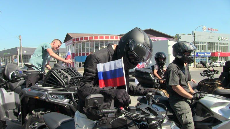 В Северной Осетии моздокские автоинспекторы, молодогвардейцы и байкеры поздравили жителей с Днем Государственного флага В Северной Осетии моздокские автоинспекторы, молодогвардейцы и байкеры поздравили жителей с Днем Государственного флага