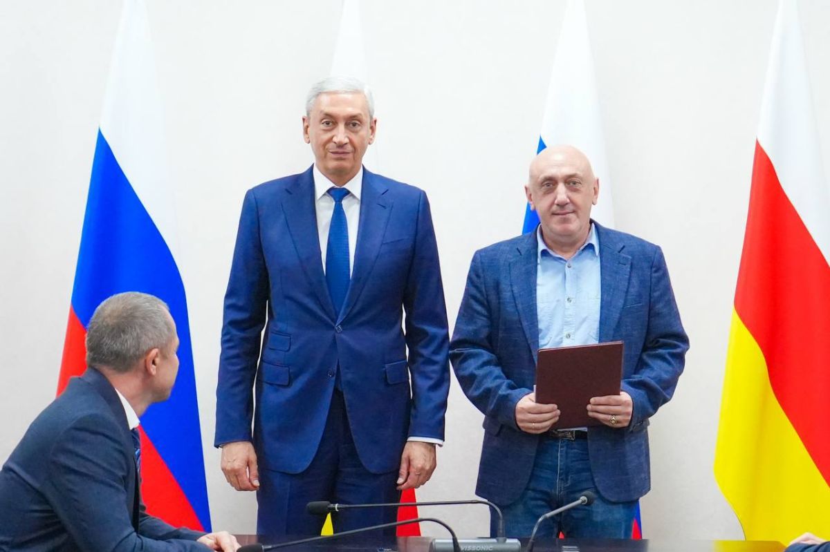 Председатель правительства Северной Осетии Борис Джанаев вручил дипломы лауреатам премии правительства Северной Осетии в области молодежной политики. Об этом сообщает пресс-служба кабмина Председатель правительства Северной Осетии Борис Джанаев вручил дипломы лауреатам премии правительства Северной Осетии в области молодежной политики. Об этом сообщает пресс-служба кабмина