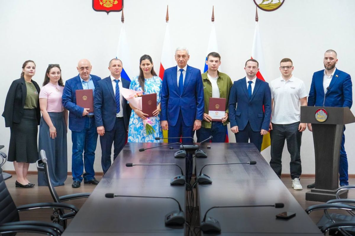 Председатель правительства Северной Осетии Борис Джанаев вручил дипломы лауреатам премии правительства Северной Осетии в области молодежной политики. Об этом сообщает пресс-служба кабмина Председатель правительства Северной Осетии Борис Джанаев вручил дипломы лауреатам премии правительства Северной Осетии в области молодежной политики. Об этом сообщает пресс-служба кабмина