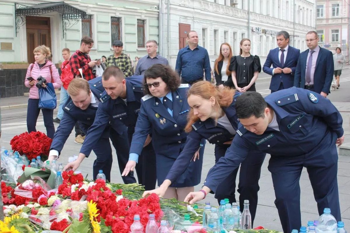 В День солидарности в борьбе с терроризмом первый заместитель руководителя Казначейства России Эли Исаев совместно с коллегами из центрального аппарата и Межрегионального контрольно-ревизионного управления Федерального... В День солидарности в борьбе с терроризмом первый заместитель руководителя Казначейства России Эли Исаев совместно с коллегами из центрального аппарата и Межрегионального контрольно-ревизионного управления Федерального...