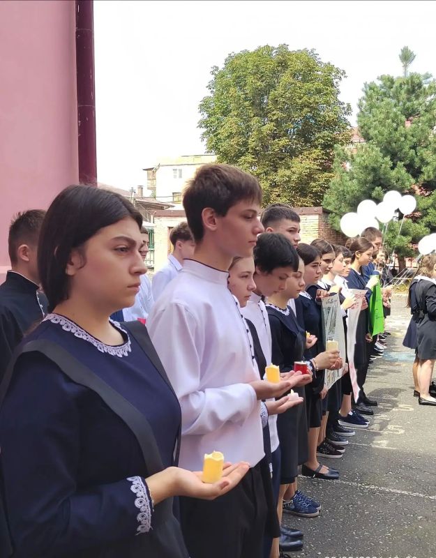 В школах Владикавказа прошли мероприятия, приуроченные ко Дню солидарности в борьбе с терроризмом В школах Владикавказа прошли мероприятия, приуроченные ко Дню солидарности в борьбе с терроризмом