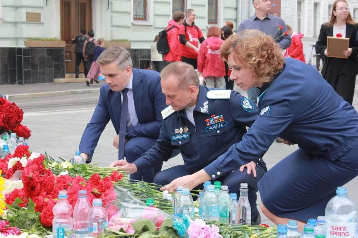 В День солидарности в борьбе с терроризмом первый заместитель руководителя Казначейства России Эли Исаев совместно с коллегами из центрального аппарата и Межрегионального контрольно-ревизионного управления Федерального... В День солидарности в борьбе с терроризмом первый заместитель руководителя Казначейства России Эли Исаев совместно с коллегами из центрального аппарата и Межрегионального контрольно-ревизионного управления Федерального...