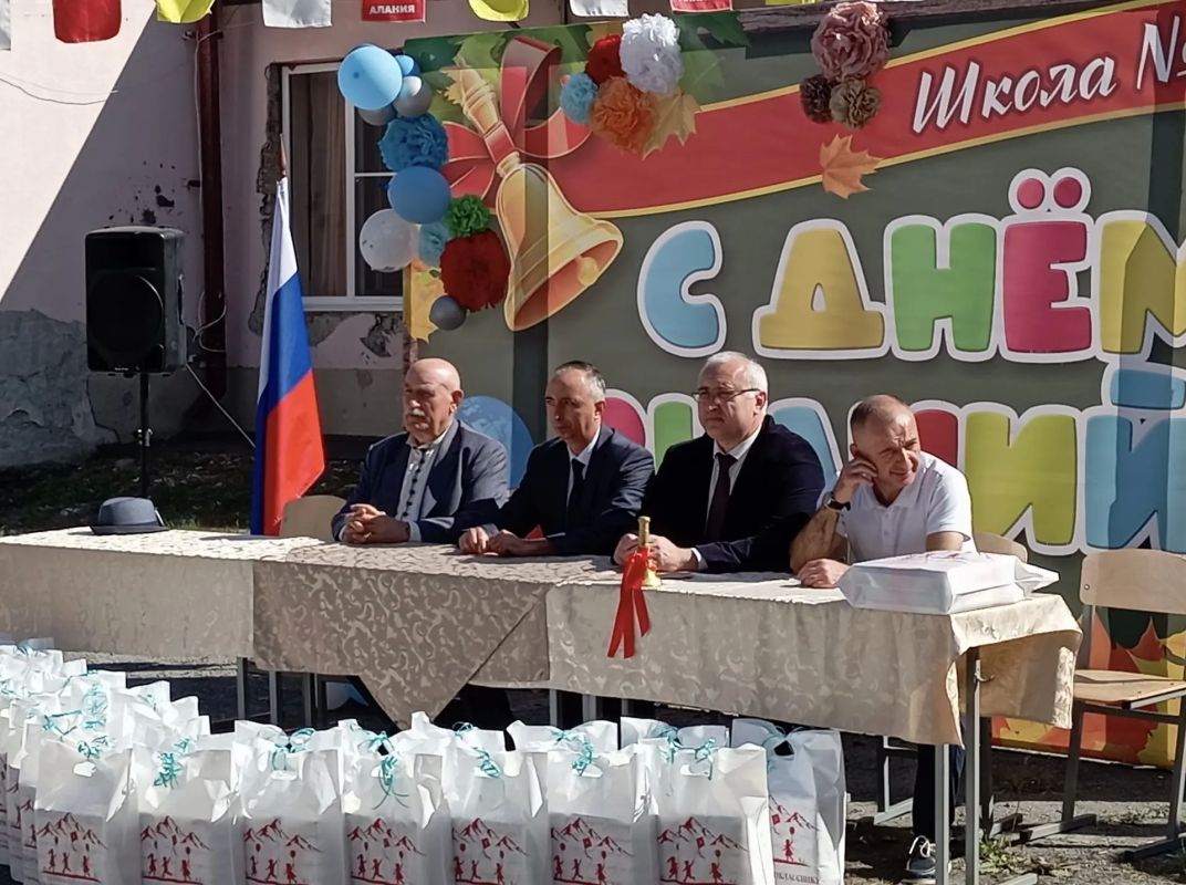 Министр Республики Северная Осетия – Алания по национальной политике и внешним связям Алан Багиев, первый заместитель министра Петр Павлов и советник министра, участник программы «Доблесть Осетии» Сергей Ковалев приняли... Министр Республики Северная Осетия – Алания по национальной политике и внешним связям Алан Багиев, первый заместитель министра Петр Павлов и советник министра, участник программы «Доблесть Осетии» Сергей Ковалев приняли...