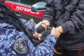 Во Владикавказе сотрудники вневедомственной охраны Росгвардии задержали агрессивного посетителя ночного заведения, который вел себя неадекватно и угрожал окружающим ножом
