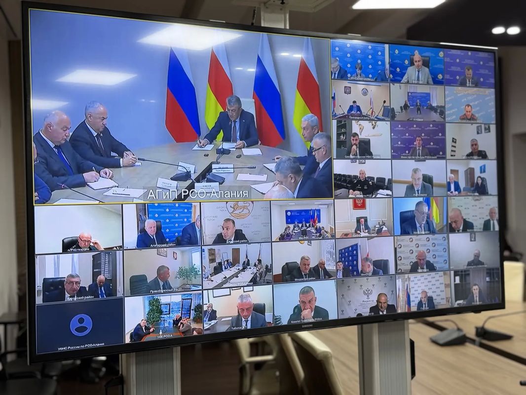 Глава РСО – Алания Сергей Меняйло провел еженедельное аппаратное совещание с участием руководителей органов исполнительной власти и муниципальных образований, представителей правоохранительных и надзорных структур республики Глава РСО – Алания Сергей Меняйло провел еженедельное аппаратное совещание с участием руководителей органов исполнительной власти и муниципальных образований, представителей правоохранительных и надзорных структур республики