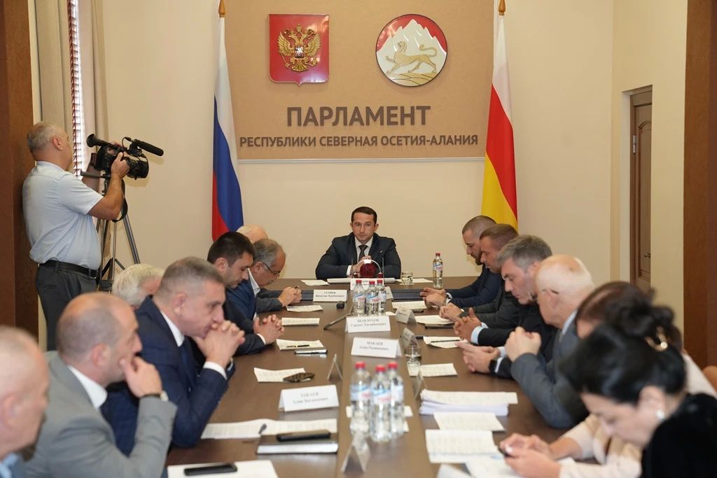 Георгий Джиоев провел заседание комитета по национальной политике и делам молодежи Георгий Джиоев провел заседание комитета по национальной политике и делам молодежи