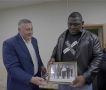 В знак дружбы народов Осетии и Кубы пятикратному олимпийскому чемпиону Михаэлю Лопесу вручили историческую фотографию