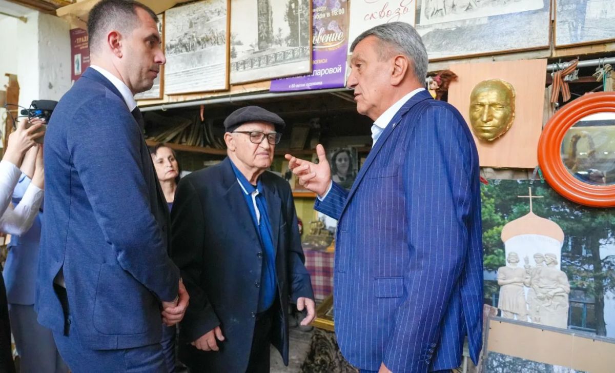Глава РСО – Алания Сергей Меняйло встретился с заслуженным скульптором России Михаилом Дзбоевым, членом Союза художниковРоссии Арсеном Дзбоевым и заслуженным художником Северной Осетии Ибрагимом Хаевым Глава РСО – Алания Сергей Меняйло встретился с заслуженным скульптором России Михаилом Дзбоевым, членом Союза художниковРоссии Арсеном Дзбоевым и заслуженным художником Северной Осетии Ибрагимом Хаевым