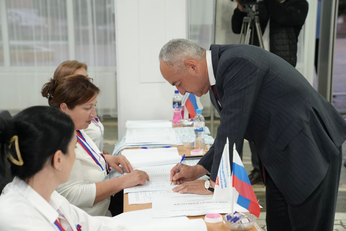 Таймураз Тускаев проголосовал на выборах депутатов Государственной Думы IX созыва на избирательном участке в Чиколе, расположенном в районном Доме культуры