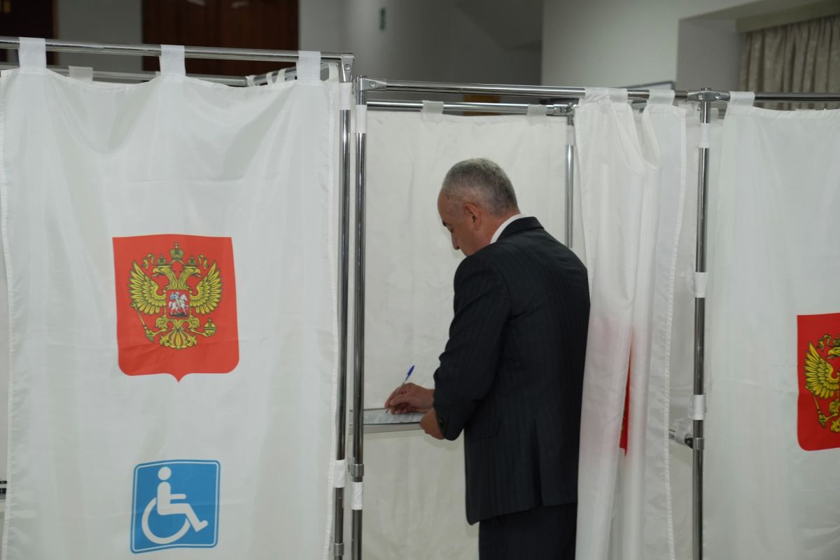 Таймураз Тускаев проголосовал на выборах депутатов Государственной Думы IX созыва на избирательном участке в Чиколе, расположенном в районном Доме культуры Таймураз Тускаев проголосовал на выборах депутатов Государственной Думы IX созыва на избирательном участке в Чиколе, расположенном в районном Доме культуры