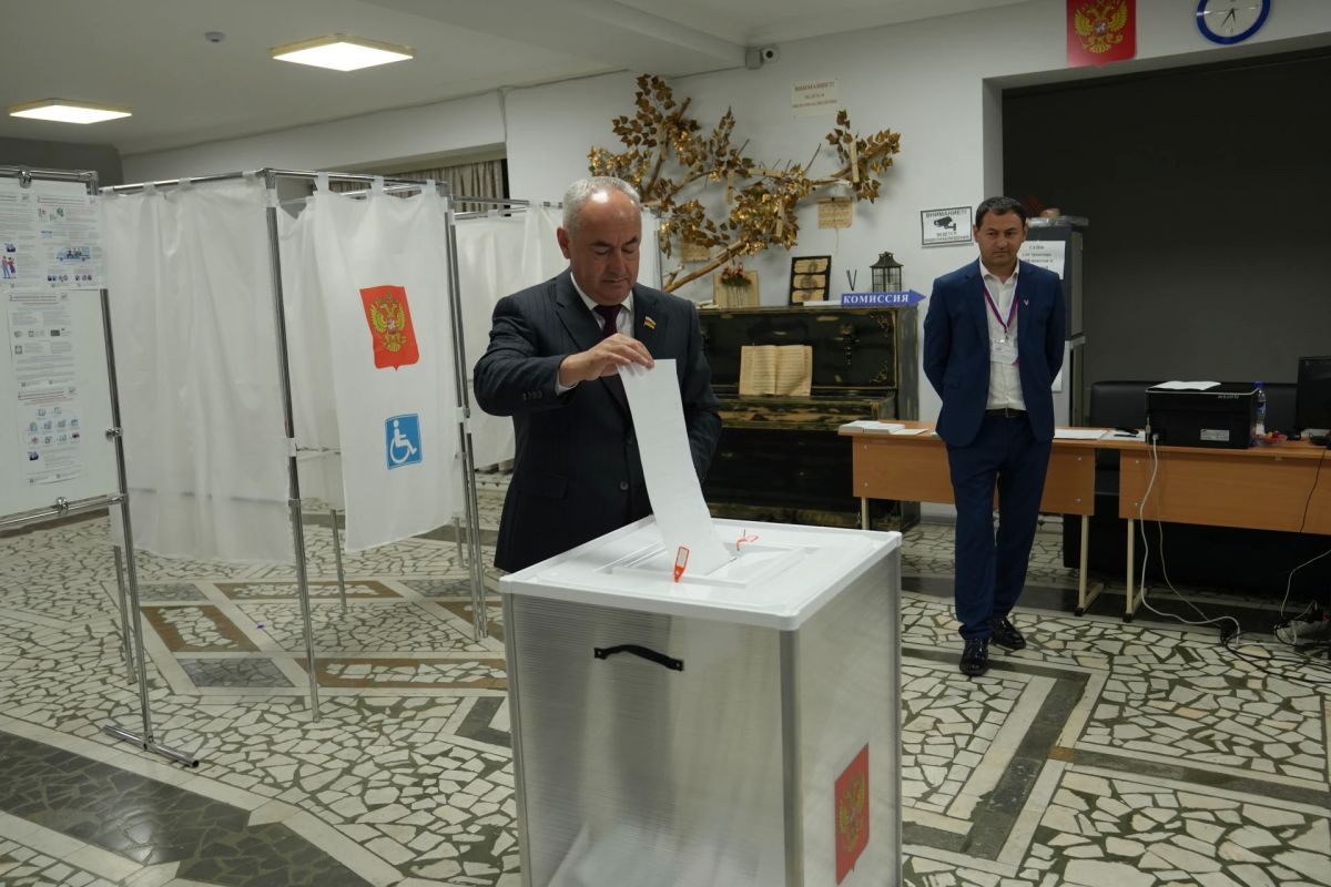 Таймураз Тускаев проголосовал на выборах депутатов Государственной Думы IX созыва на избирательном участке в Чиколе, расположенном в районном Доме культуры Таймураз Тускаев проголосовал на выборах депутатов Государственной Думы IX созыва на избирательном участке в Чиколе, расположенном в районном Доме культуры