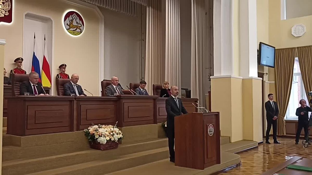 Чермен Дудати отметил, что сейчас нет целей важнее задач СВО, и призвал все партии сплотиться вокруг президента Владимира Путина и "бить одним кулаком по врагам, которые угрожают опасности суверенитета нашего государства"