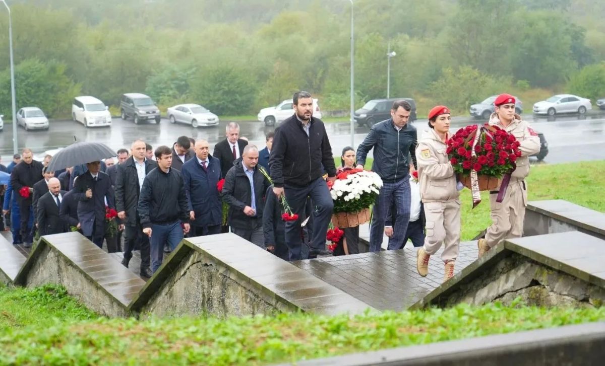 Коллектив Комитета цифрового развития РСО-Алания почтил память жертв Кармадонской трагедии, возложив цветы к монументу на окраине селения Гизель Коллектив Комитета цифрового развития РСО-Алания почтил память жертв Кармадонской трагедии, возложив цветы к монументу на окраине селения Гизель