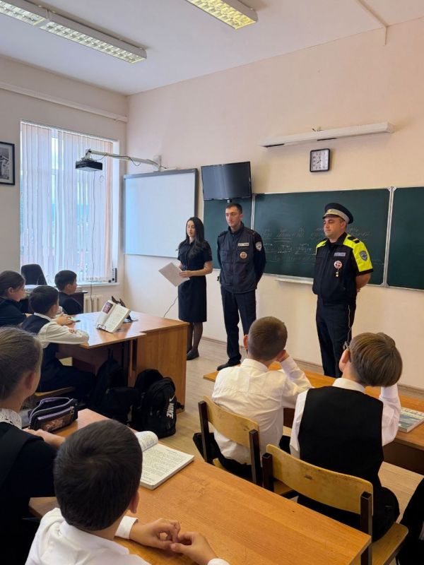 Сотрудники Госавтоинспекции ОМВД России по Ирафскому району в рамках Недели БДД провели профилактические беседы с учащимися МБОУ СОШ № 1 с.Чикола на тему «Безопасный путь пешехода!» Сотрудники Госавтоинспекции ОМВД России по Ирафскому району в рамках Недели БДД провели профилактические беседы с учащимися МБОУ СОШ № 1 с.Чикола на тему «Безопасный путь пешехода!»