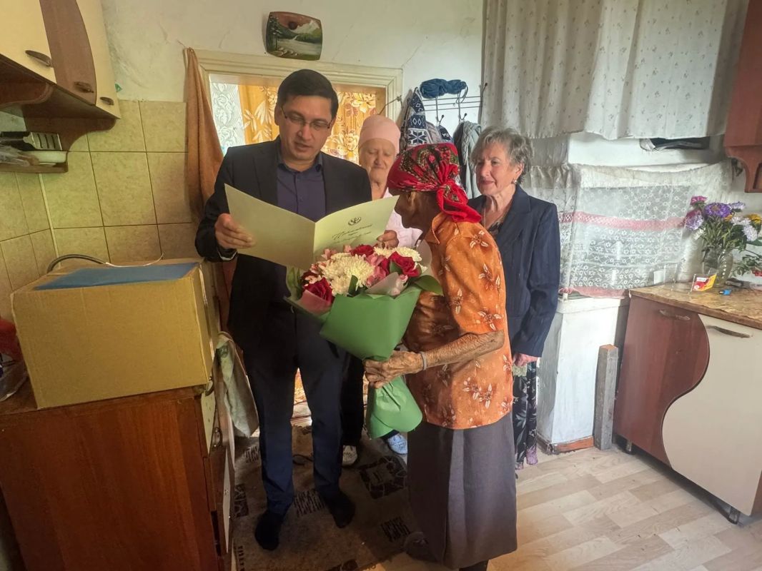 Сегодня мы от всей души поздравляем с днём рождения удивительную женщину, ветерана труда Российской Федерации, труженицу тыла — Кайгородову Александру Васильевну! Сегодня мы от всей души поздравляем с днём рождения удивительную женщину, ветерана труда Российской Федерации, труженицу тыла — Кайгородову Александру Васильевну!