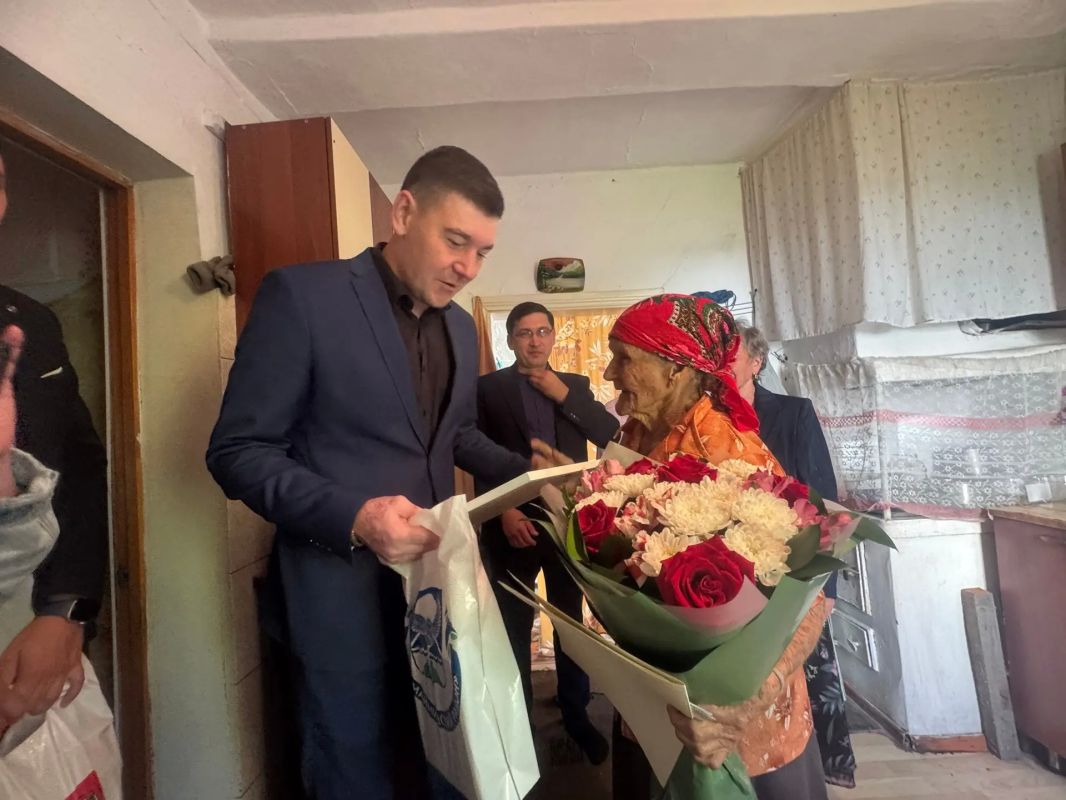 Сегодня мы от всей души поздравляем с днём рождения удивительную женщину, ветерана труда Российской Федерации, труженицу тыла — Кайгородову Александру Васильевну! Сегодня мы от всей души поздравляем с днём рождения удивительную женщину, ветерана труда Российской Федерации, труженицу тыла — Кайгородову Александру Васильевну!