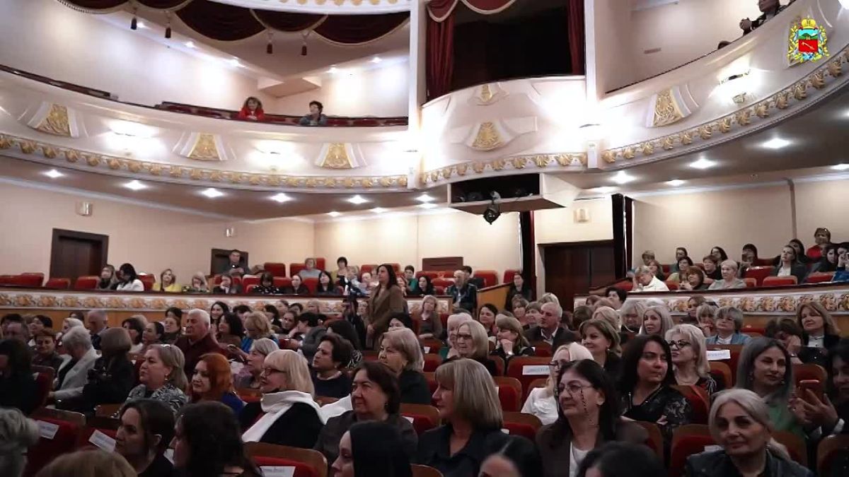 Во Владикавказе поздравили педагогов с Днём учителя