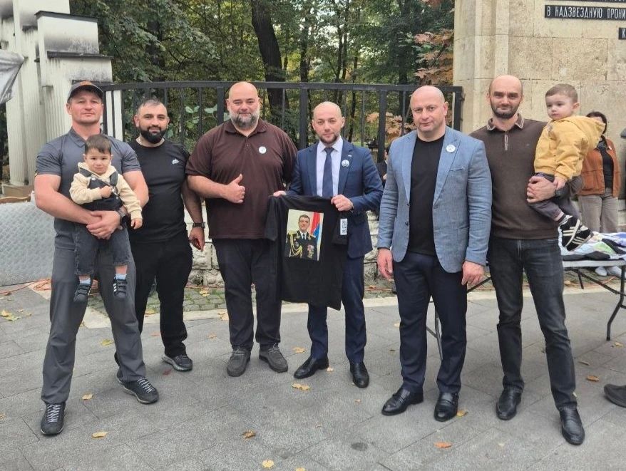 В день рождения основоположника осетинской литературы, выдающегося поэта, драматурга, просветителя Коста Левановича Хетагурова организовали на проспекте Мира настоящий праздник для поклонников его творчества