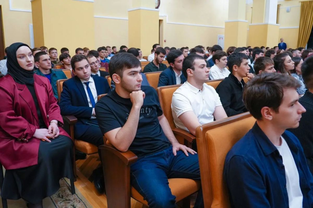 Глава Северной Осетии и делегация Чечни обсудили с молодежью перспективы межрегионального сотрудничества в сфере образования и культуры Глава Северной Осетии и делегация Чечни обсудили с молодежью перспективы межрегионального сотрудничества в сфере образования и культуры