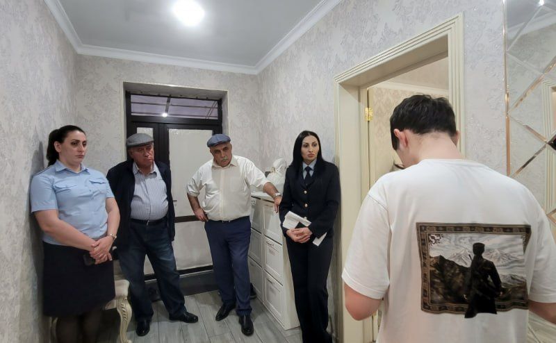 Инспекторы ПДН отдела полиции Правобережного района Северной Осетии и ветераны ОВД проверили семьи, состоящие на профилактическом учете