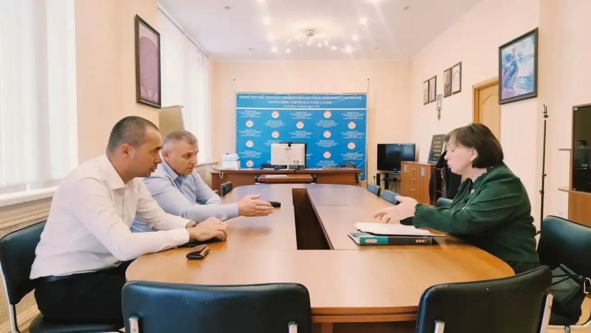 Приём граждан!. Министр государственного имущества и земельных отношений РСО-Алания Руслан Тедеев встретился с жителями республики и дал разъяснения по вопросам, входящим в компетенцию ведомства, а также рассказал о порядке... Приём граждан!. Министр государственного имущества и земельных отношений РСО-Алания Руслан Тедеев встретился с жителями республики и дал разъяснения по вопросам, входящим в компетенцию ведомства, а также рассказал о порядке...