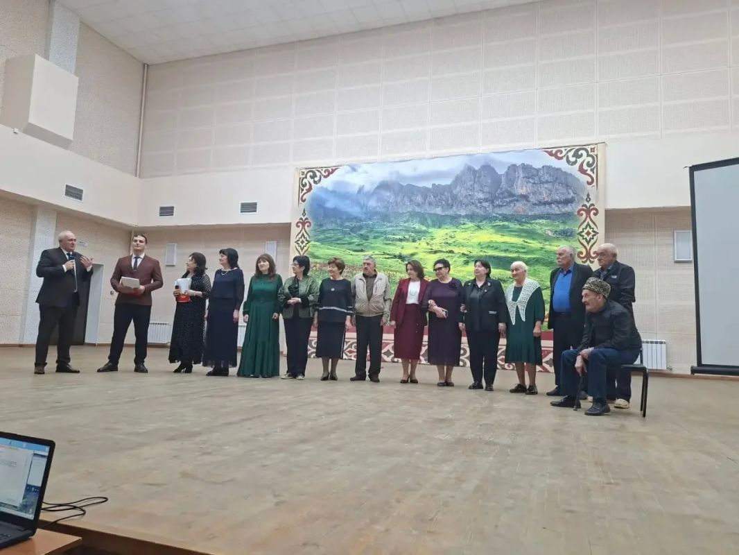 Вчера в Дигоре состоялось торжественное чествование золотого состава ансамбля народного танца "Кафт" Вчера в Дигоре состоялось торжественное чествование золотого состава ансамбля народного танца "Кафт"