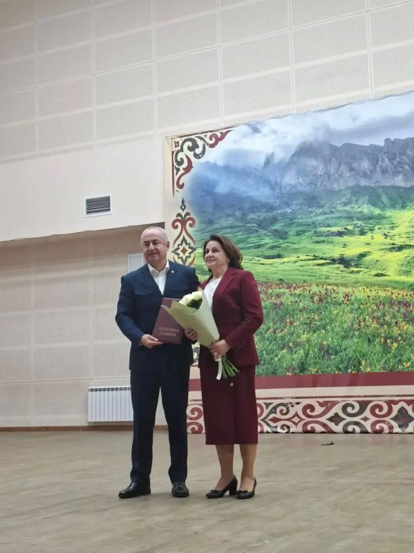 Вчера в Дигоре состоялось торжественное чествование золотого состава ансамбля народного танца "Кафт" Вчера в Дигоре состоялось торжественное чествование золотого состава ансамбля народного танца "Кафт"