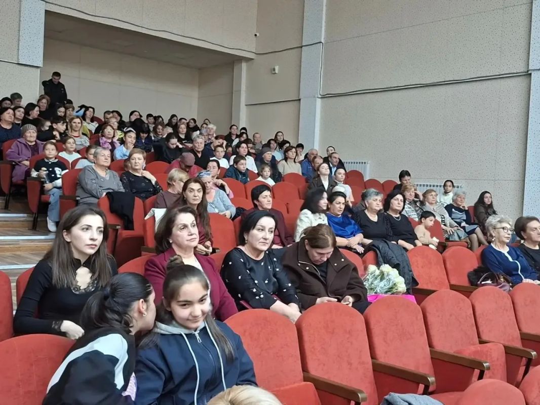 Вчера в Дигоре состоялось торжественное чествование золотого состава ансамбля народного танца "Кафт" Вчера в Дигоре состоялось торжественное чествование золотого состава ансамбля народного танца "Кафт"
